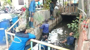 Sudin SDA Jakarta Utara Lakukan Kurasan Lumpur PHB di Kali Kantor Kecamatan Tanjung Priok, Ditargetkan Rampung Dua Pekan