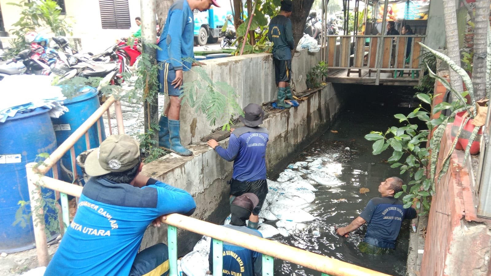Sudin SDA Jakarta Utara Lakukan Kurasan Lumpur PHB di Kali Kantor Kecamatan Tanjung Priok, Ditargetkan Rampung Dua Pekan
