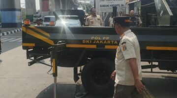 Satpol PP DKI Jakarta Bersama Satpol PP Koja Tertibkan Banner Usang Demi Menjaga Keindahan Kota