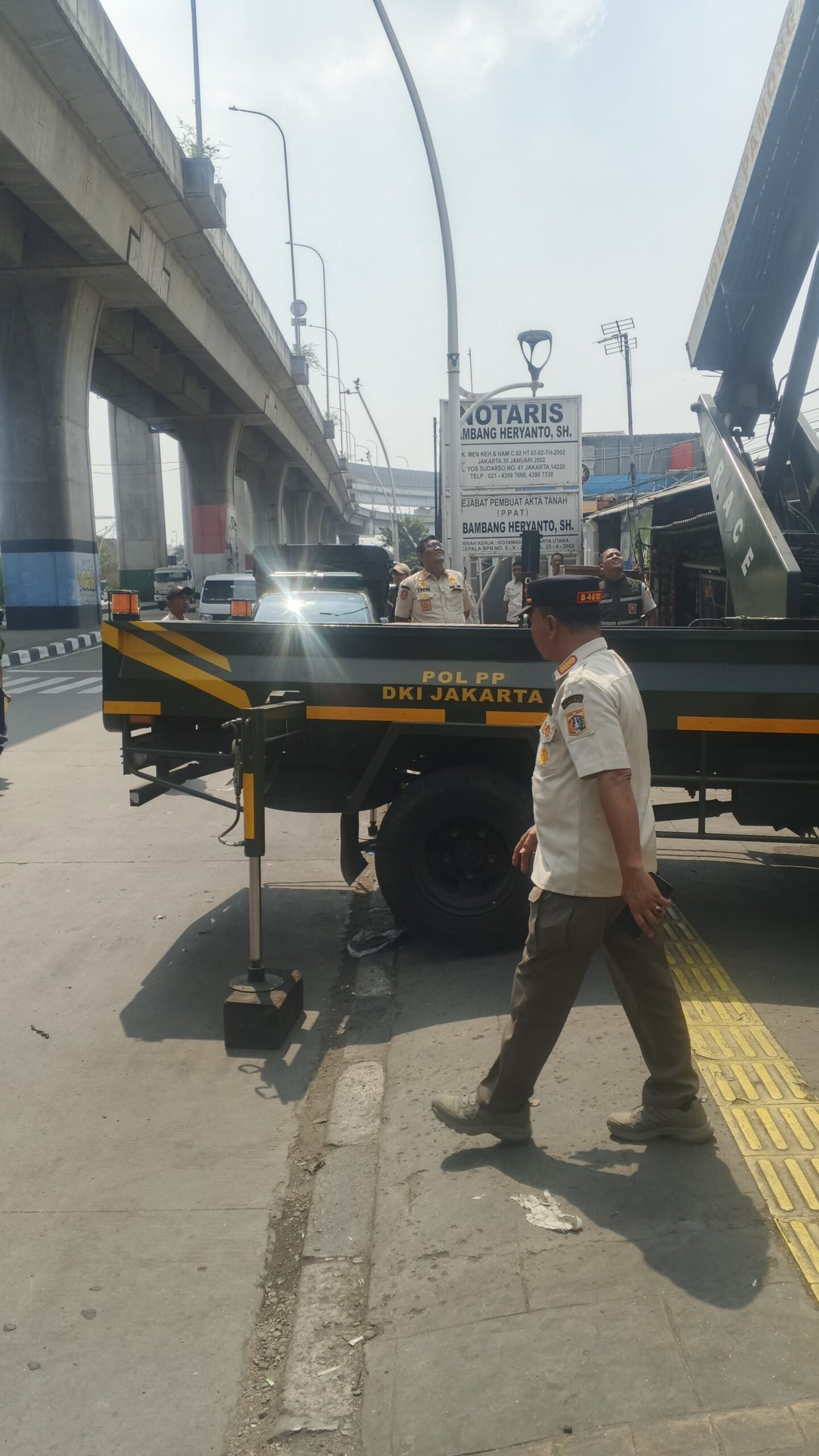 Satpol PP DKI Jakarta Bersama Satpol PP Koja Tertibkan Banner Usang Demi Menjaga Keindahan Kota