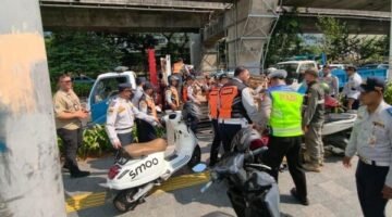 Sudinhub Jakarta Selatan Tertibkan 21 Motor Parkir di Trotoar Depan ITC Kuningan