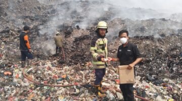 Beri Dukungan Logistik, Relawan Dirikan Posko Darurat TPA Jatiwaringin