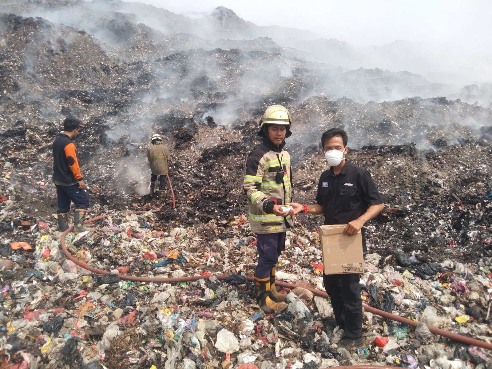 Beri Dukungan Logistik, Relawan Dirikan Posko Darurat TPA Jatiwaringin