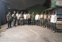 TERPANTAU - Satpol PP Jakut saat berikan peringatan berupa himbauan terhadap para pemilik cafe atau usaha hiburan malam yang berada di Rawamalang, Cilincing. (Foto: Istimewa).