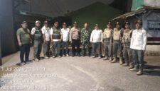 TERPANTAU - Satpol PP Jakut saat berikan peringatan berupa himbauan terhadap para pemilik cafe atau usaha hiburan malam yang berada di Rawamalang, Cilincing. (Foto: Istimewa).