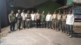 TERPANTAU - Satpol PP Jakut saat berikan peringatan berupa himbauan terhadap para pemilik cafe atau usaha hiburan malam yang berada di Rawamalang, Cilincing. (Foto: Istimewa).