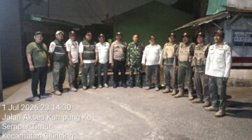 TERPANTAU - Satpol PP Jakut saat berikan peringatan berupa himbauan terhadap para pemilik cafe atau usaha hiburan malam yang berada di Rawamalang, Cilincing. (Foto: Istimewa).