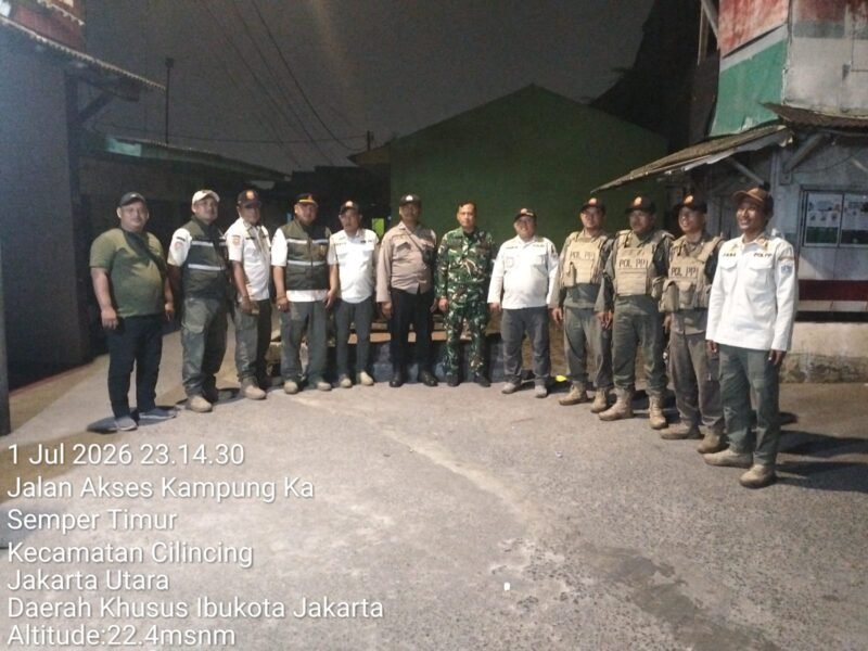 TERPANTAU - Satpol PP Jakut saat berikan peringatan berupa himbauan terhadap para pemilik cafe atau usaha hiburan malam yang berada di Rawamalang, Cilincing. (Foto: Istimewa).