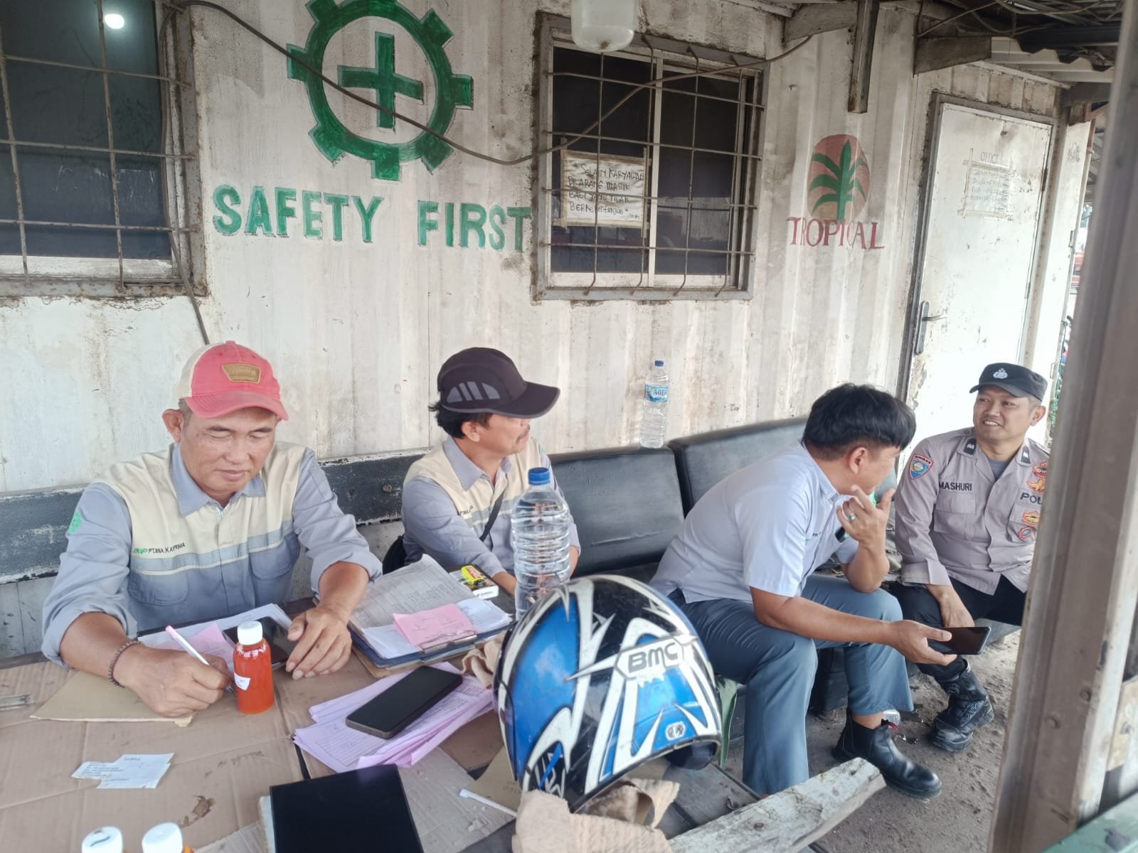 JJOS Bhabinkamtibmas Kawasan Pelabuhan Marunda Perkuat Sinergi Keamanan dan Keselamatan Kerja Melalui Kegiatan Sambang