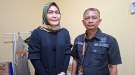 POTRET - bangun kemitraan strategis, kandidat bakal calon Ketua PWI Pokja Polres Jakarta Utara, Cardi Santoso (kanan) Jalin Silaturahmi dengan Kasi Humas Polrestro Jakut, Iptu Maryati Jonggi. (Foto: Suara Realitas/Za).