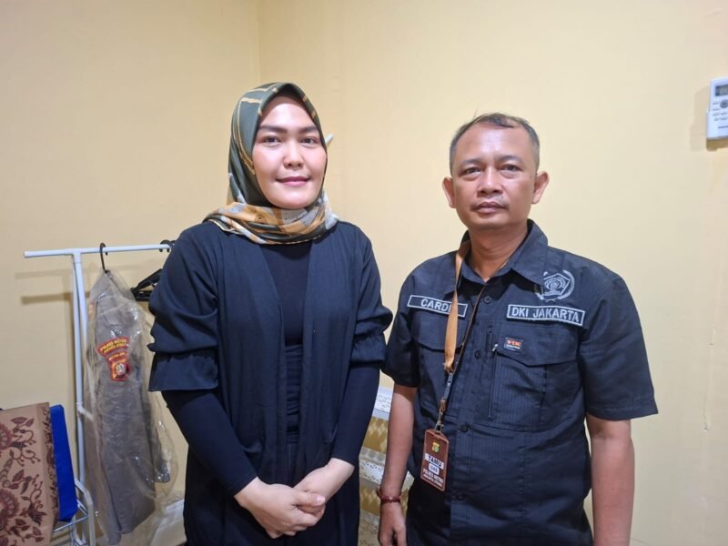POTRET - bangun kemitraan strategis, kandidat bakal calon Ketua PWI Pokja Polres Jakarta Utara, Cardi Santoso (kanan) Jalin Silaturahmi dengan Kasi Humas Polrestro Jakut, Iptu Maryati Jonggi. (Foto: Suara Realitas/Za).