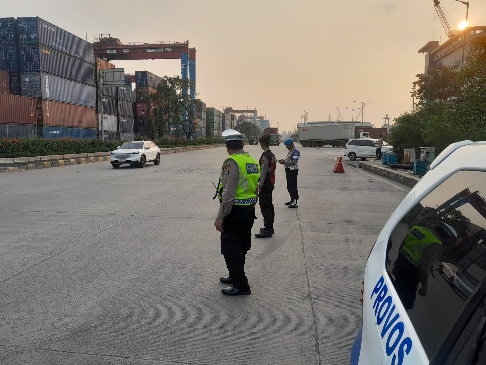 Personel Satlantas dan Satsamapta Polres Pelabuhan Tanjung Priok Laksanakan Pengaturan Lalu Lintas, Arus Kendaraan Lancar dan Situasi Tetap Kondusif