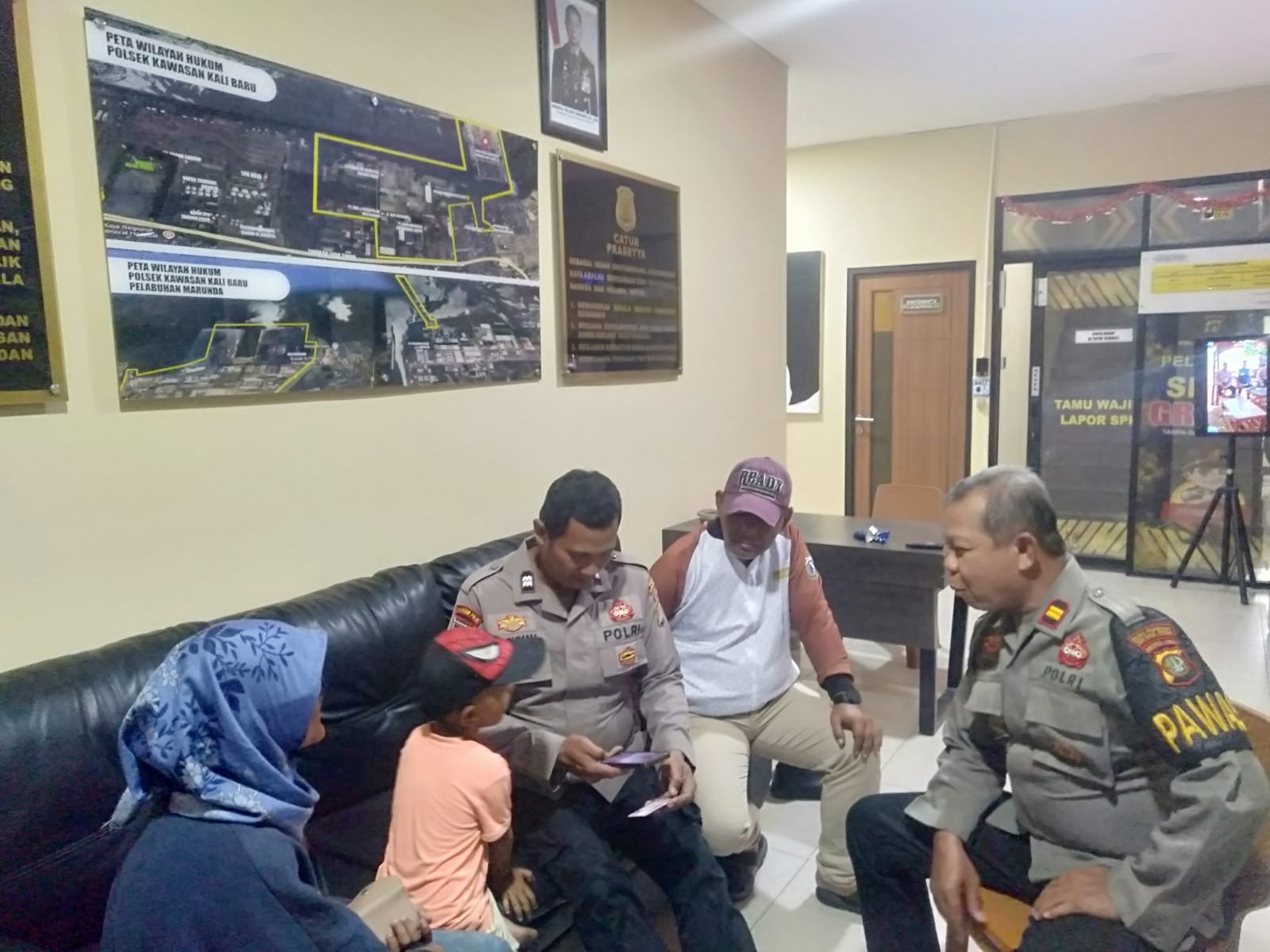 Respons Cepat Personel Polsek Kawasan Kalibaru Polres Priok, Berhasil Mempertemukan Anak Hilang dengan Keluarganya