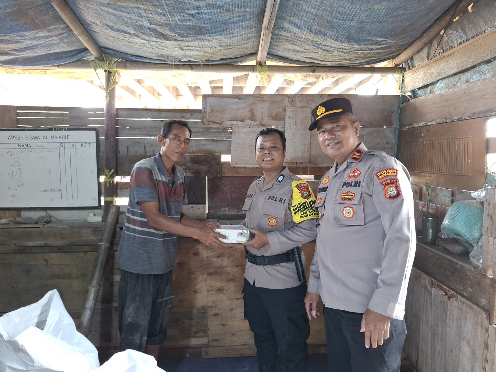 Jumat Peduli, Polsek Kawasan Kali Baru Bagikan Nasi Kotak kepada Warga sebagai Wujud Kepedulian Polri