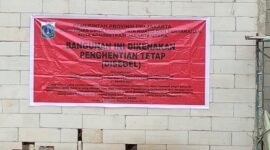 TERPANTAU - pengusaha Padel di Papanggo, Jakarta Utara diduga bandel abaikan segel Pemkot Jakut. (Foto: Suara Realitas).