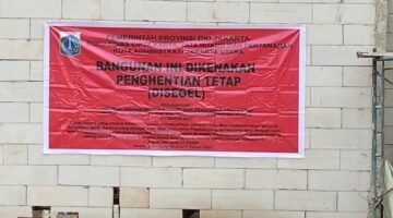 TERPANTAU - pengusaha Padel di Papanggo, Jakarta Utara diduga bandel abaikan segel