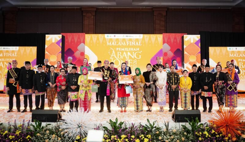 POTRET - malam final Abang None Jakarta Barat 2026, Bang Ghani dan None Rena keluar sebagai juara. (Foto: Istimewa).