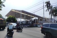 TERPANTAU - diduga belum kantongi PBG, bangunan Lapangan Padel di Kalideres disorot warga. Status lahan dipertanyakan dan minta Pemkot Jakbar bertindak. (Foto: Suara Realitas).