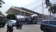 TERPANTAU - diduga belum kantongi PBG, bangunan Lapangan Padel di Kalideres disorot warga. Status lahan dipertanyakan dan minta Pemkot Jakbar bertindak. (Foto: Suara Realitas).