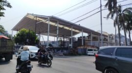 TERPANTAU - diduga belum kantongi PBG, bangunan Lapangan Padel di Kalideres disorot warga. Status lahan dipertanyakan dan minta Pemkot Jakbar bertindak. (Foto: Suara Realitas).