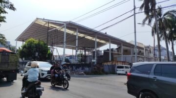 TERPANTAU - diduga belum kantongi PBG, bangunan Lapangan Padel di Kalideres disorot warga. Status lahan dipertanyakan dan minta Pemkot Jakbar bertindak. (Foto: Suara Realitas).
