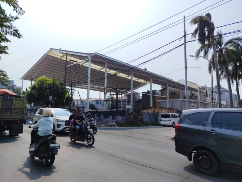 TERPANTAU - diduga belum kantongi PBG, bangunan Lapangan Padel di Kalideres disorot warga. Status lahan dipertanyakan dan minta Pemkot Jakbar bertindak. (Foto: Suara Realitas).
