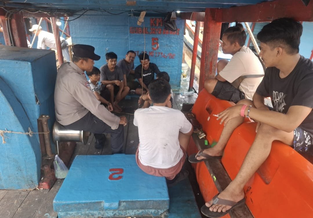 Bhabinkamtibmas Muara Angke Polsek Kawasan Sunda Kelapa Intensifkan DDS dan Sambang kepada ABK Kapal di Pelabuhan Muara Angke untuk Perkuat Harkamtibmas