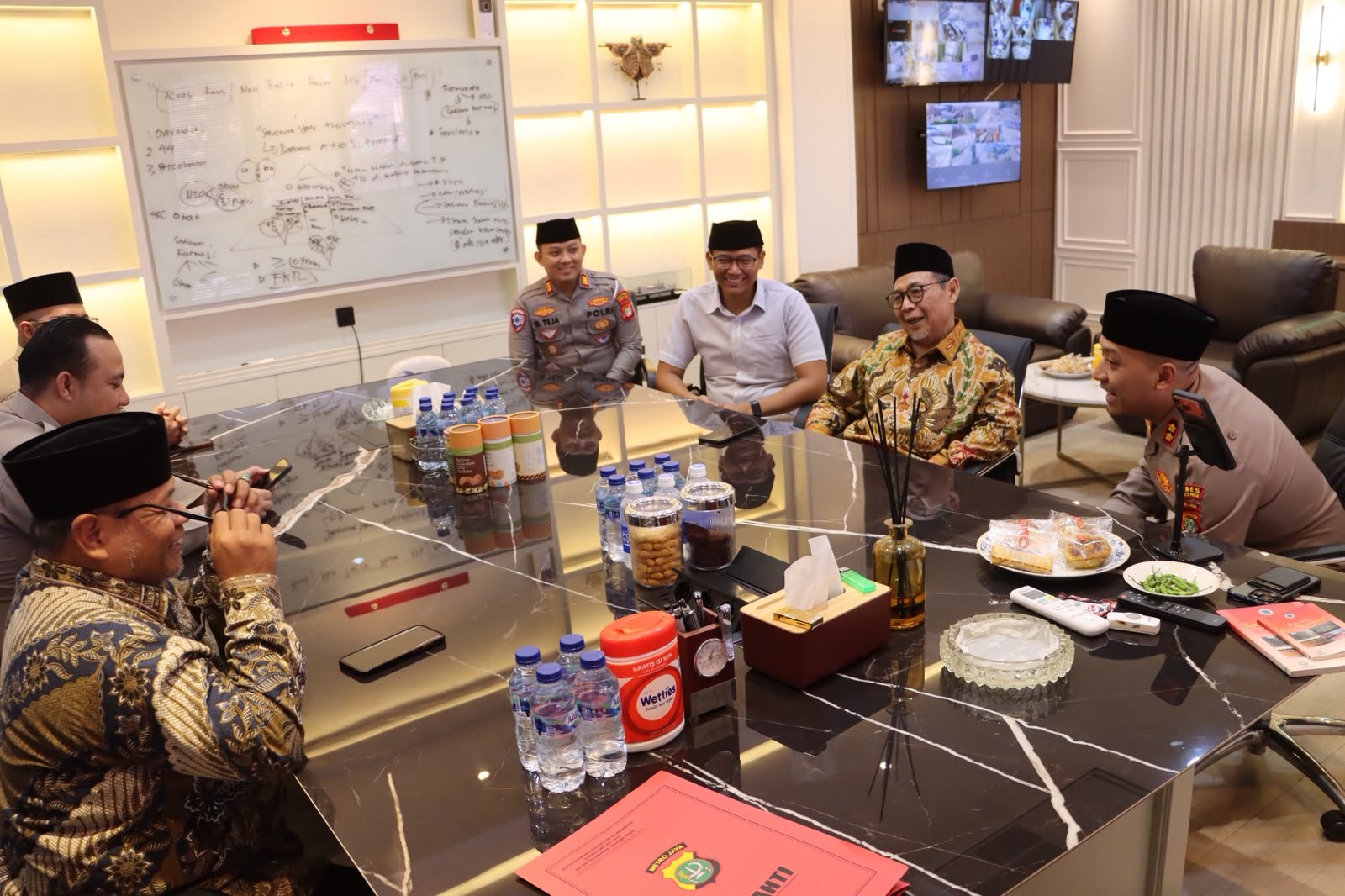 Perkuat Sinergi Ulama dan Polri, Ketua MUI Jakarta Utara Kunjungi Polres Pelabuhan Tanjung Priok dan Pimpin Doa Bersama