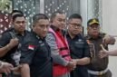 Foto: Wakil Kepala Badan Gizi Nasional (BGN) Lodewyk Pusung, dikawal petugas Kejaksaan Agung usai diperiksa di gedung bundar Kejaksaan Agung, Jakarta. 