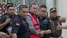 Foto: Wakil Kepala Badan Gizi Nasional (BGN) Lodewyk Pusung, dikawal petugas Kejaksaan Agung usai diperiksa di gedung bundar Kejaksaan Agung, Jakarta.