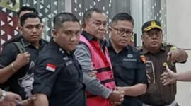 Foto: Wakil Kepala Badan Gizi Nasional (BGN) Lodewyk Pusung, dikawal petugas Kejaksaan Agung usai diperiksa di gedung bundar Kejaksaan Agung, Jakarta. 