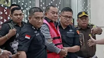 Foto: Wakil Kepala Badan Gizi Nasional (BGN) Lodewyk Pusung, dikawal petugas Kejaksaan Agung usai diperiksa di gedung bundar Kejaksaan Agung, Jakarta.