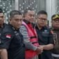 Foto: Wakil Kepala Badan Gizi Nasional (BGN) Lodewyk Pusung, dikawal petugas Kejaksaan Agung usai diperiksa di gedung bundar Kejaksaan Agung, Jakarta. 