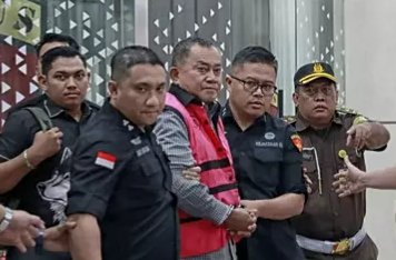 Foto: Wakil Kepala Badan Gizi Nasional (BGN) Lodewyk Pusung, dikawal petugas Kejaksaan Agung usai diperiksa di gedung bundar Kejaksaan Agung, Jakarta. 