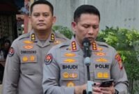 Foto: Kabid Humas Polda Metro Jaya Kombes Pol Bhudi Hermanto berikan keterangan terkait penanganan kasus bentrokan di Jalan Tambak, Menteng, Jakarta Pusat. 