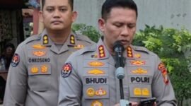 Foto: Kabid Humas Polda Metro Jaya Kombes Pol Bhudi Hermanto berikan keterangan terkait penanganan kasus bentrokan di Jalan Tambak, Menteng, Jakarta Pusat. 