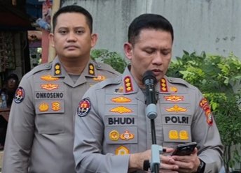 Foto: Kabid Humas Polda Metro Jaya Kombes Pol Bhudi Hermanto berikan keterangan terkait penanganan kasus bentrokan di Jalan Tambak, Menteng, Jakarta Pusat. 