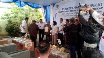 BPN Jakarta Utara Percepat Program PTSL, Warga Terima Sertifikat