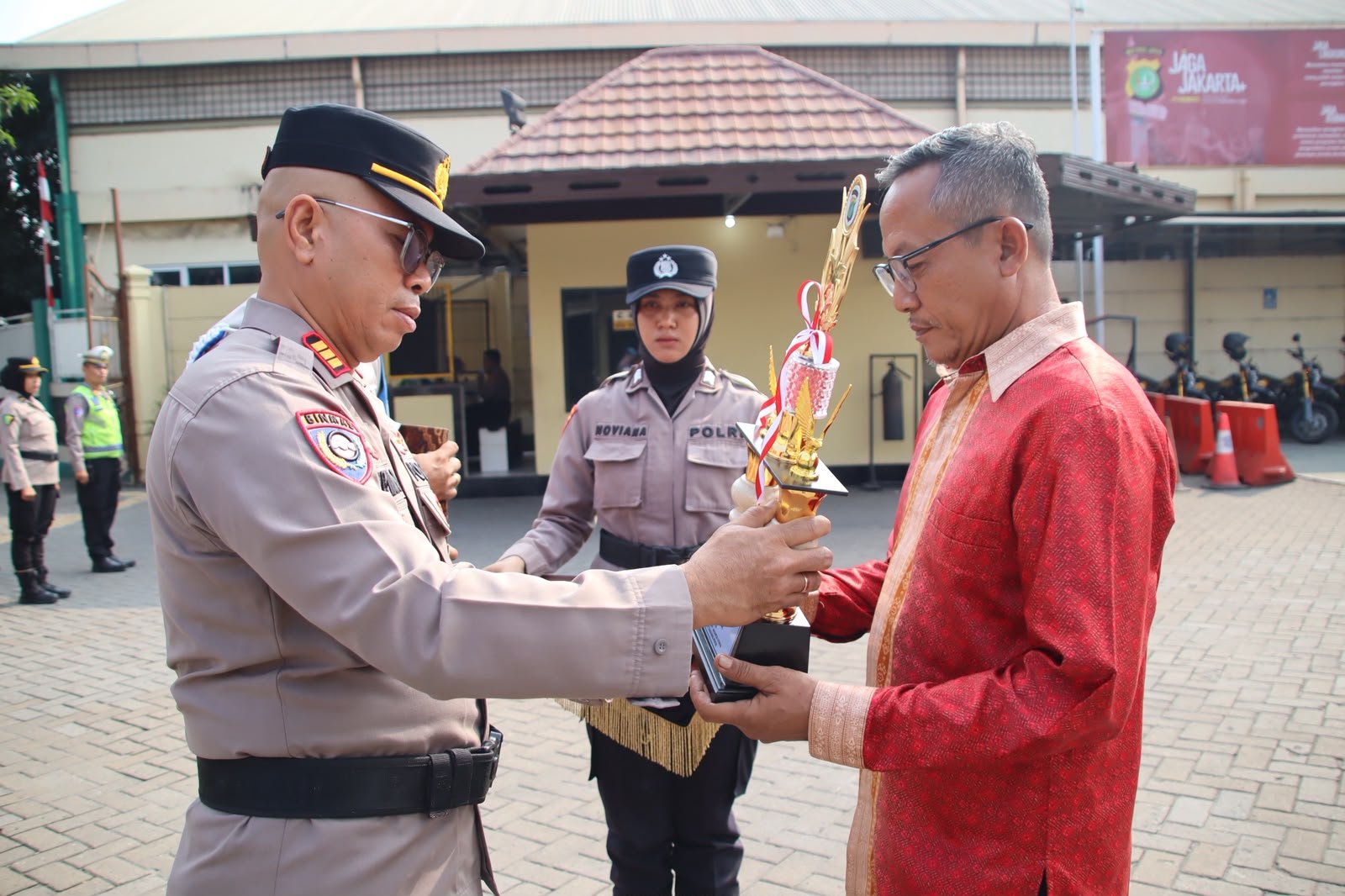 Satkamling RT 03 RW 020 Muara Angke Raih Juara II Tingkat Polda Metro Jaya, Polres Pelabuhan Tanjung Priok Gelar Upacara Pemberian Penghargaan