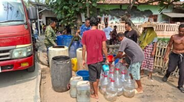Satrad 401 Tanjung Kait Salurkan Tiga Truk Air Bersih, Legakkan Warga Kronjo yang Terdampak Kekeringan