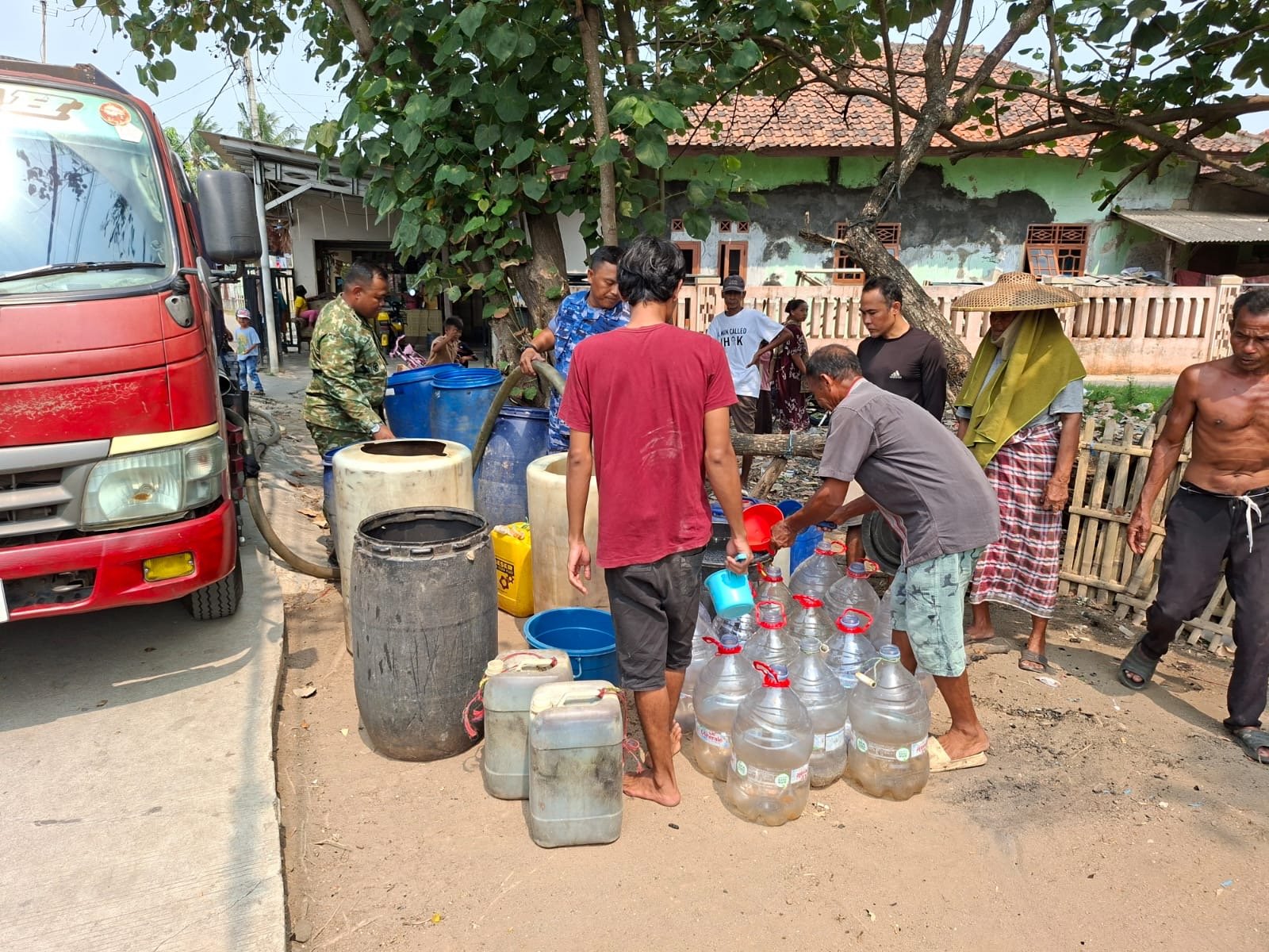 Satrad 401 Tanjung Kait Salurkan Tiga Truk Air Bersih, Legakkan Warga Kronjo yang Terdampak Kekeringan