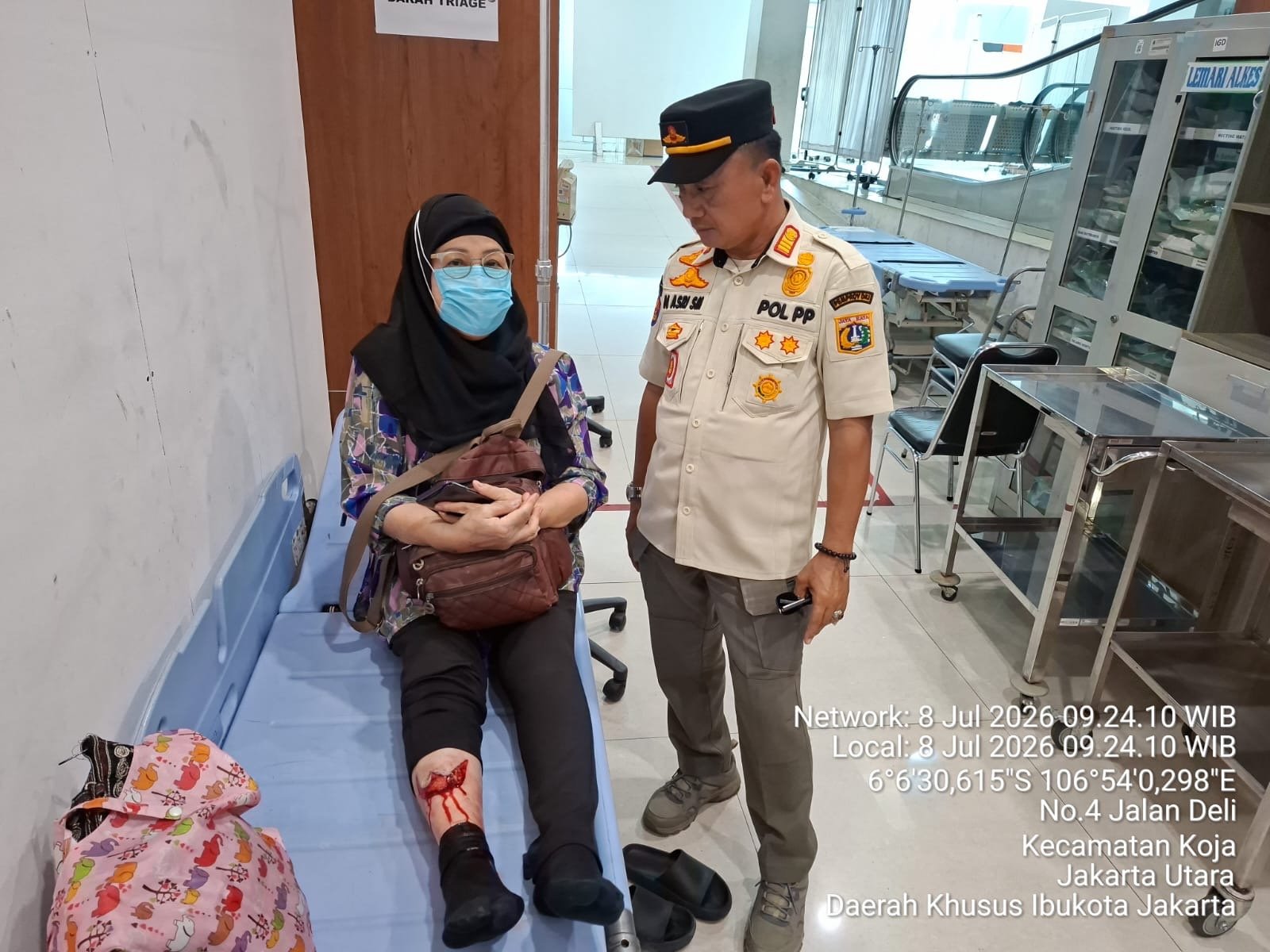 Satpol PP Kelurahan Koja Sigap Evakuasi Lansia Terperosok ke Saluran Air, Korban Jalani 19 Jahitan di RSUD Koja