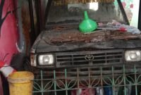 TERPANTAU - kendaraan dinas milik Pemprov DKI Jakarta yang terparkir di Rumah Dinas Kelurahan Sunter Agung dengan kondisi tak beroperasi bak jadi barang rongsokan. (Foto: Suara Realitas).