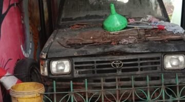 TERPANTAU - kendaraan dinas milik Pemprov DKI Jakarta yang terparkir di Rumah Dinas Kelurahan Sunter Agung