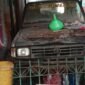 TERPANTAU - kendaraan dinas milik Pemprov DKI Jakarta yang terparkir di Rumah Dinas Kelurahan Sunter Agung dengan kondisi tak beroperasi bak jadi barang rongsokan. (Foto: Suara Realitas).