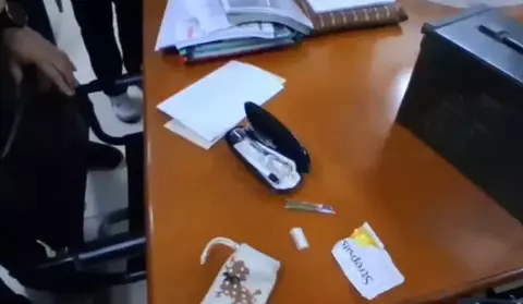 Foto: Pihak sekolah juga menemukan narkoba serta kaset atau CD film porno di ruangan yang sebelumnya ditempati mantan ketua pengurus yayasan berinisial IWD. (Beritasatu.com). 