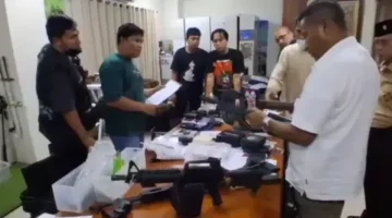 Foto: Penemuan ratusan senjata, narkotika, dan berbagai barang terlarang di sebuah sekolah swasta di Jakarta Selatan. (Beritasatu.com).