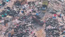 Foto: Dinas Lingkungan Hidup (DLH) Jakarta tidak berhenti menindak empat perusahaan yang terbukti menjalankan kegiatan pengangkutan sampah tidak sesuai izin. (Beritasatu)
