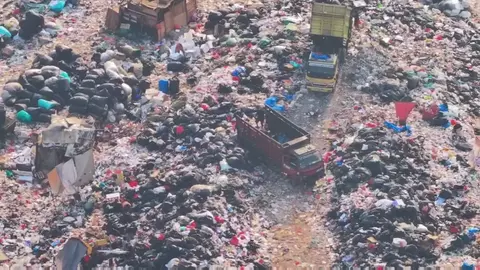 Foto: Dinas Lingkungan Hidup (DLH) Jakarta tidak berhenti menindak empat perusahaan yang terbukti menjalankan kegiatan pengangkutan sampah tidak sesuai izin. (Beritasatu) 