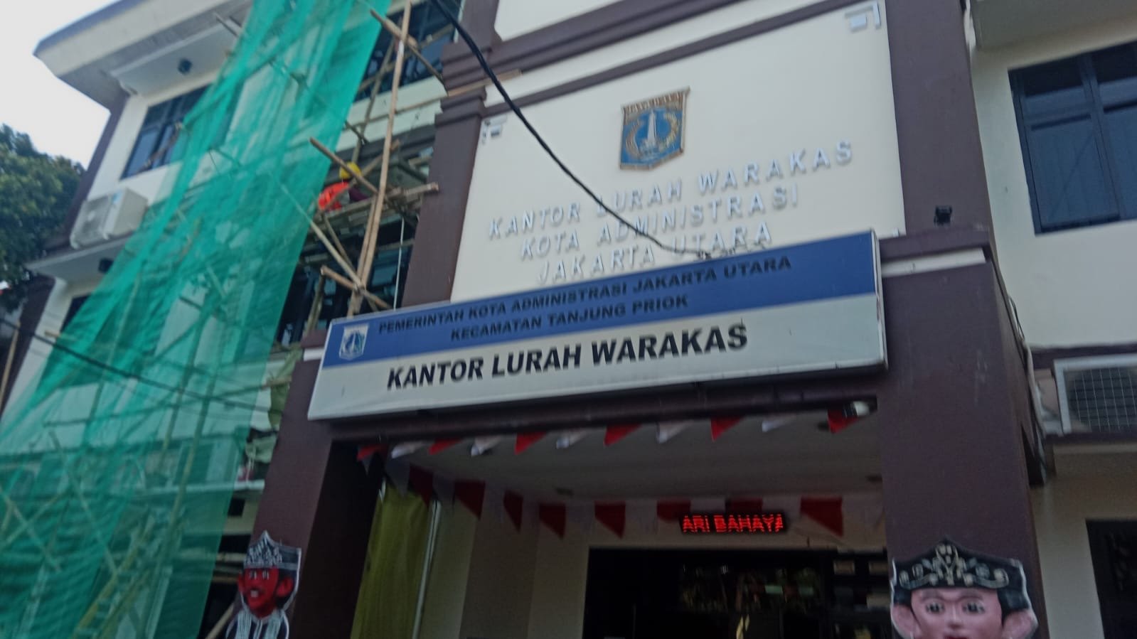 Pemeliharaan Kantor Kelurahan Warakas Berjalan Sesuai SOP, Pekerja Terapkan Standar Keselamatan Kerja